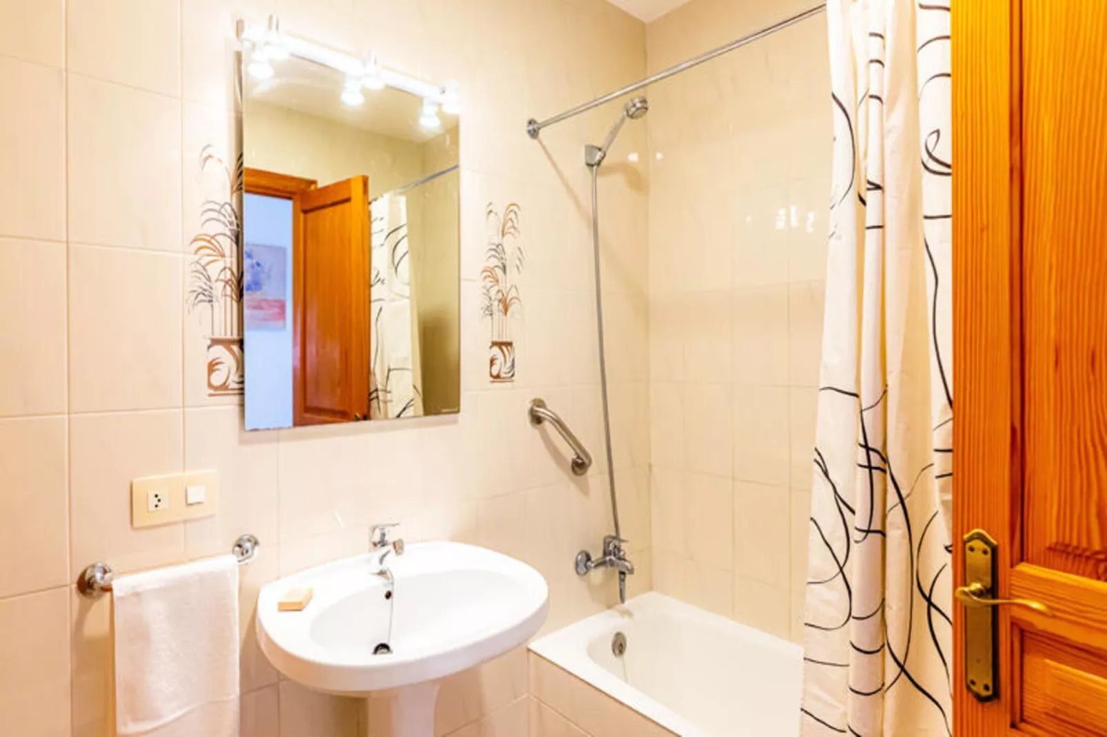 Maison à Son Bou-Image-tags.