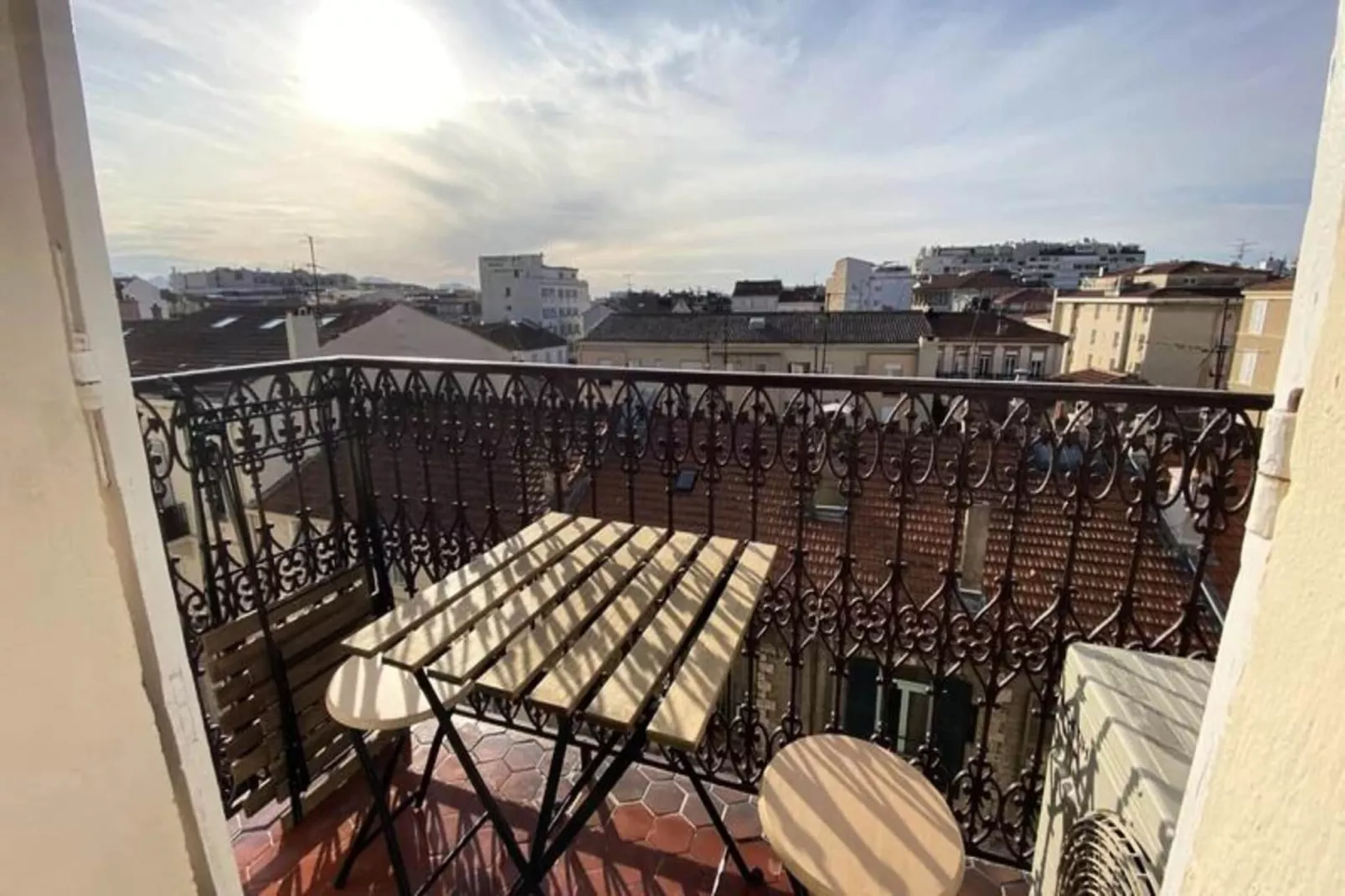 06cj : Bel Appartement Au Coeur De Cannes-Buitenkant zomer