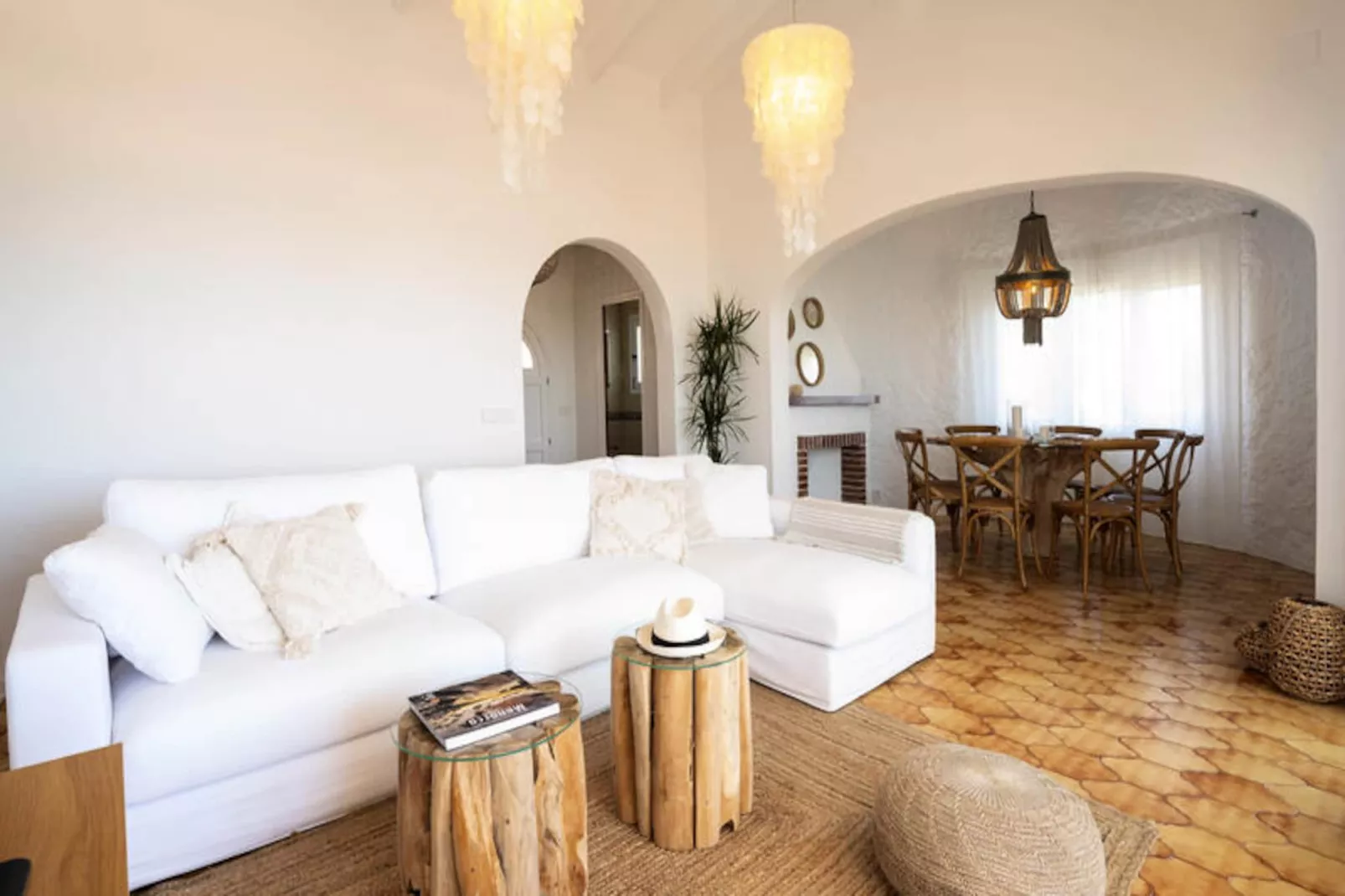 Maison à Son Bou-Image-tags.