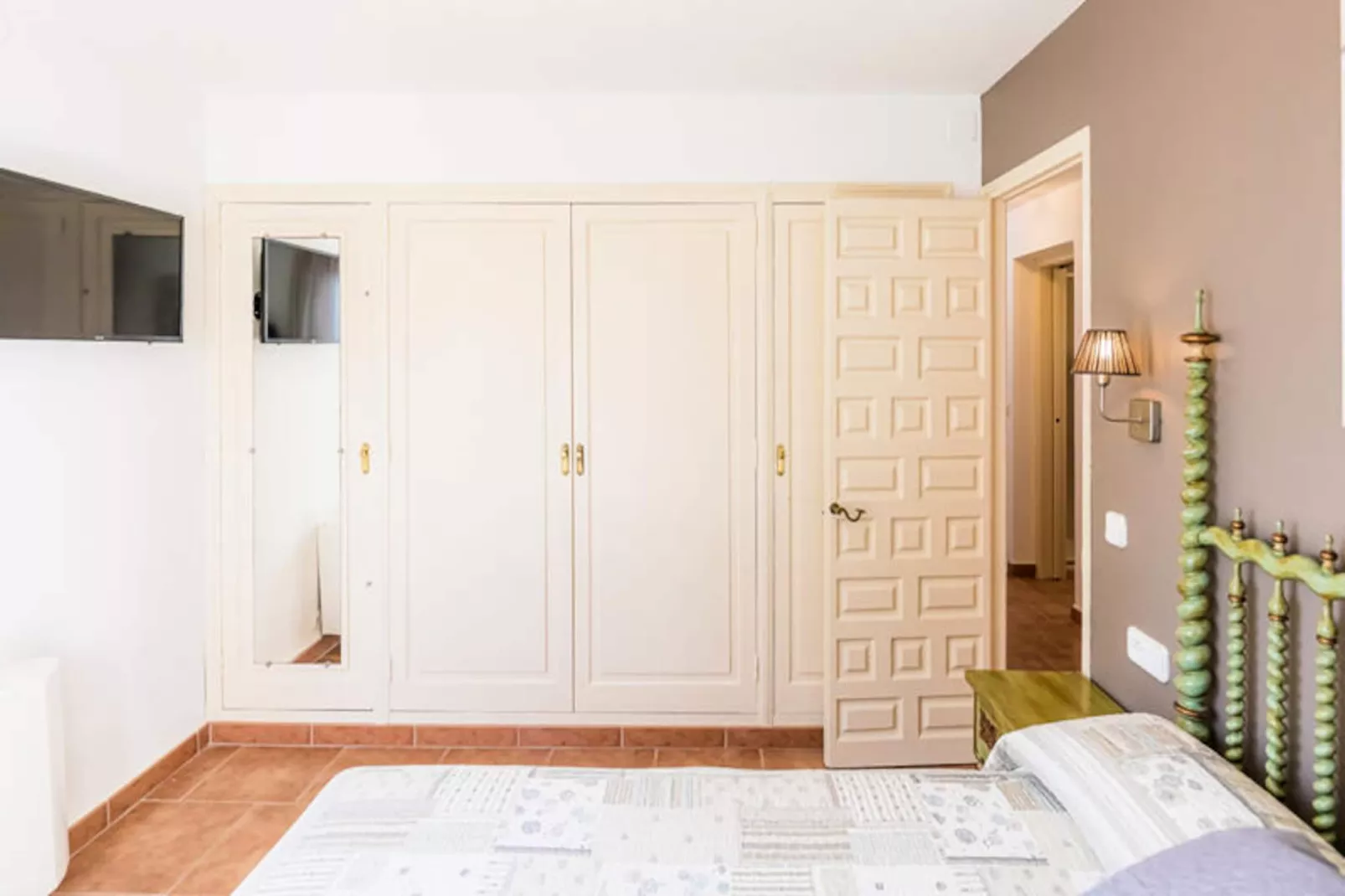 Maison à Son Bou-Image-tags.