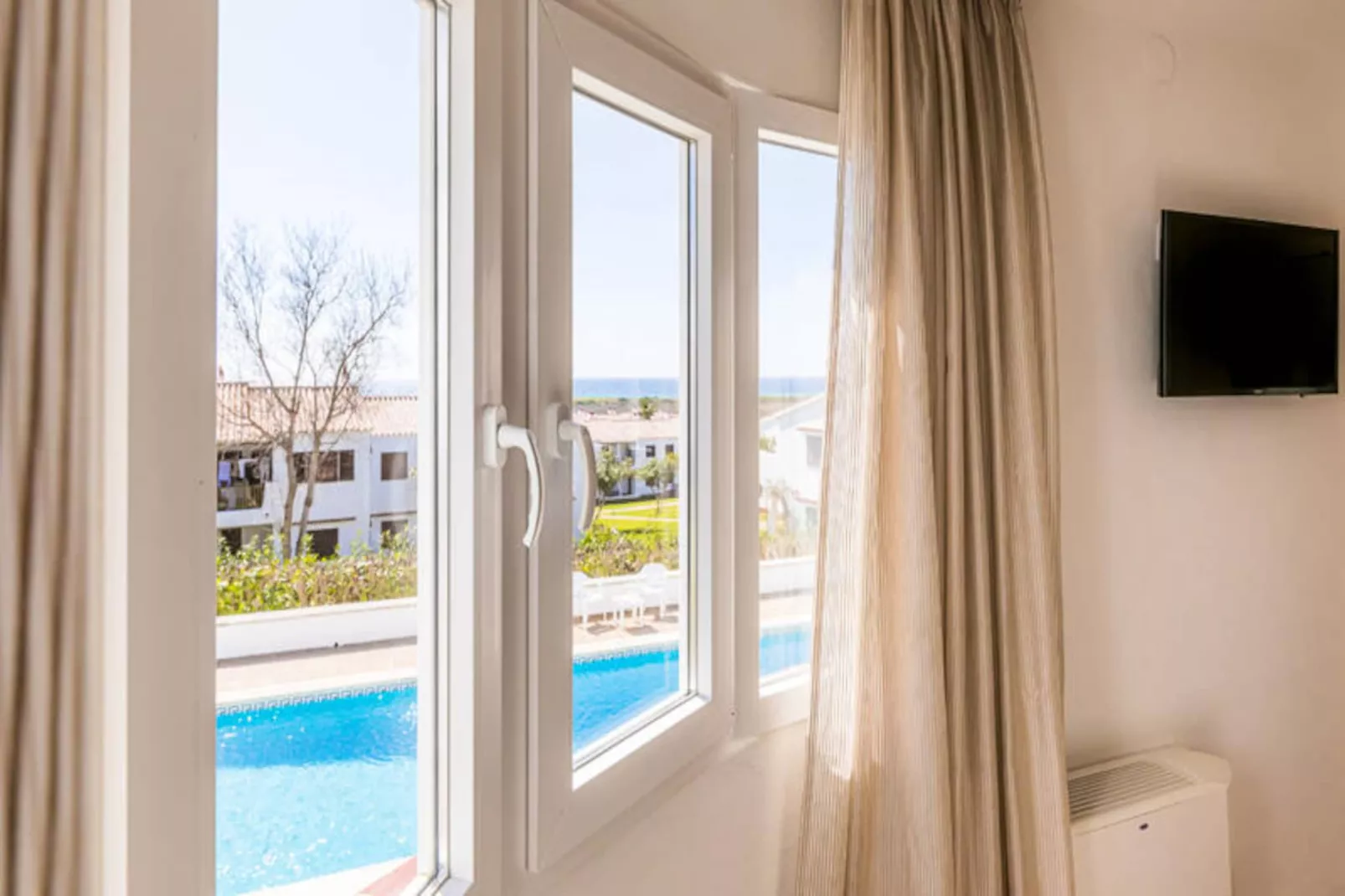 Maison à Son Bou-Image-tags.