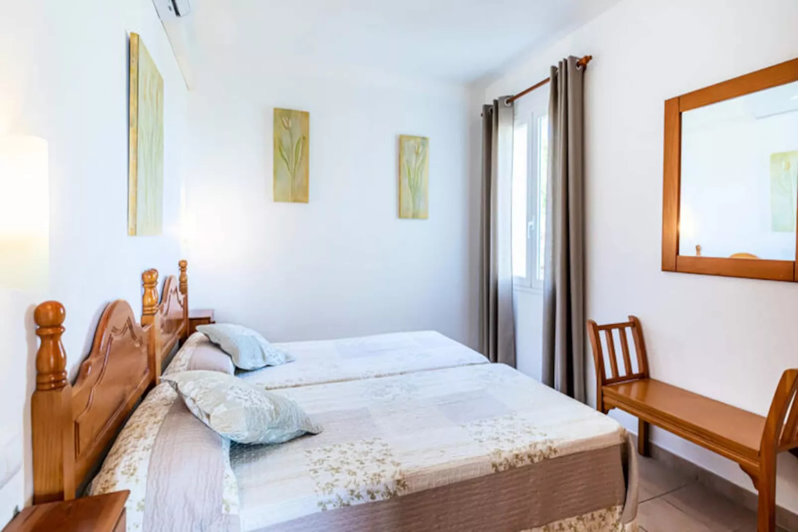 Maison à Son Bou-Image-tags.