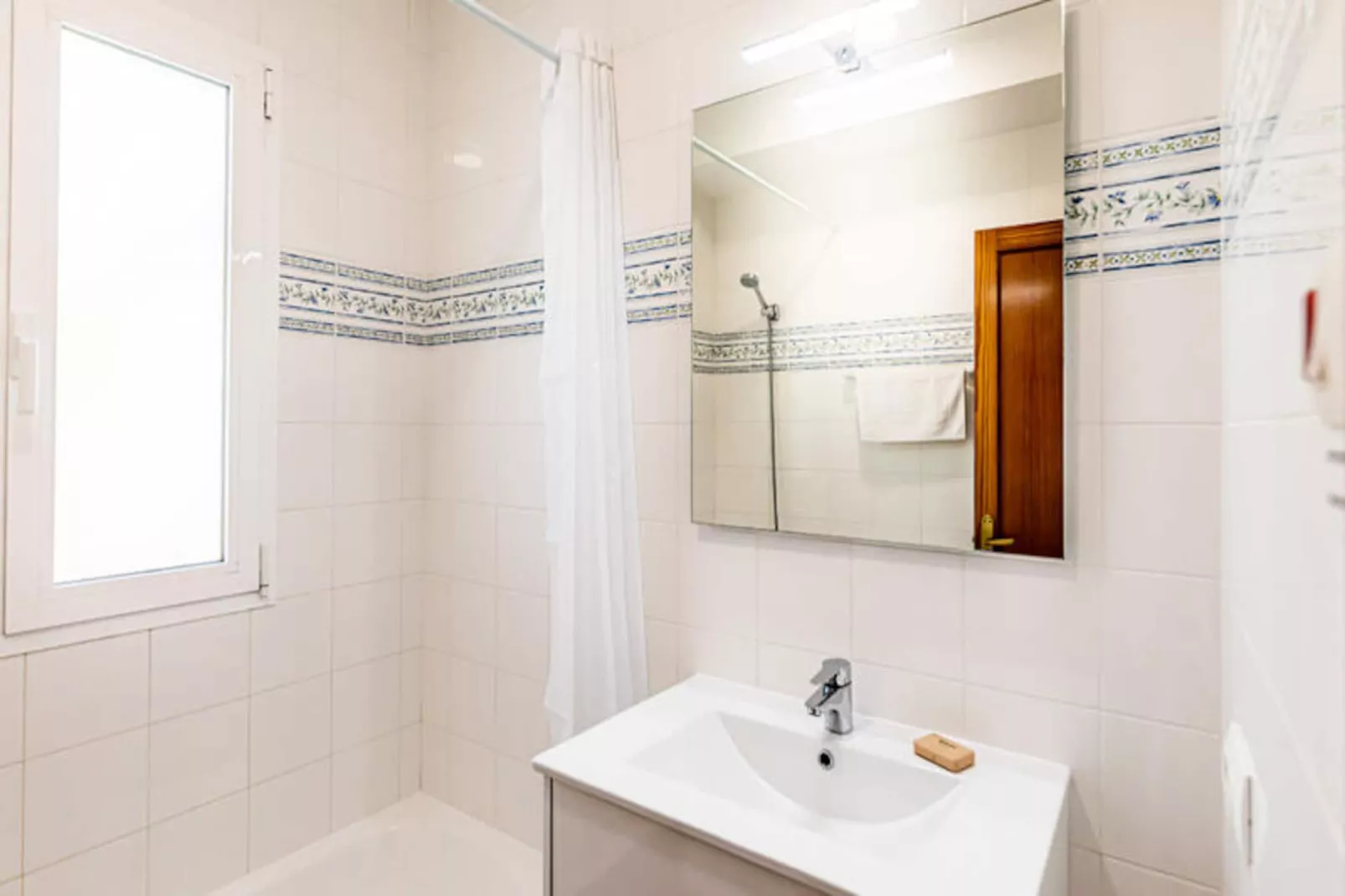 Maison à Son Bou-Image-tags.