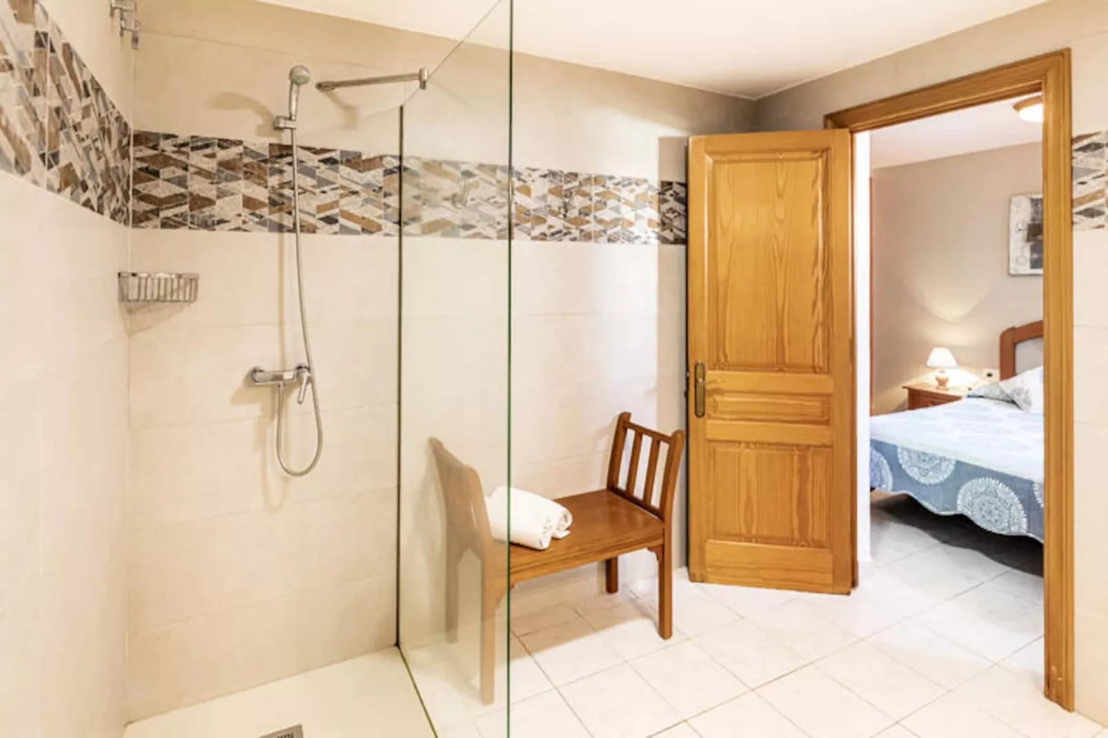 Maison à Son Bou-Image-tags.