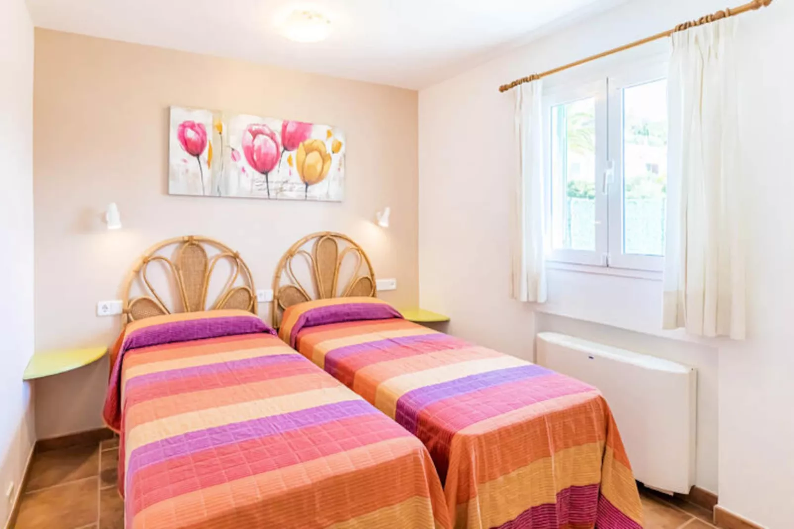 Maison à Son Bou-Image-tags.