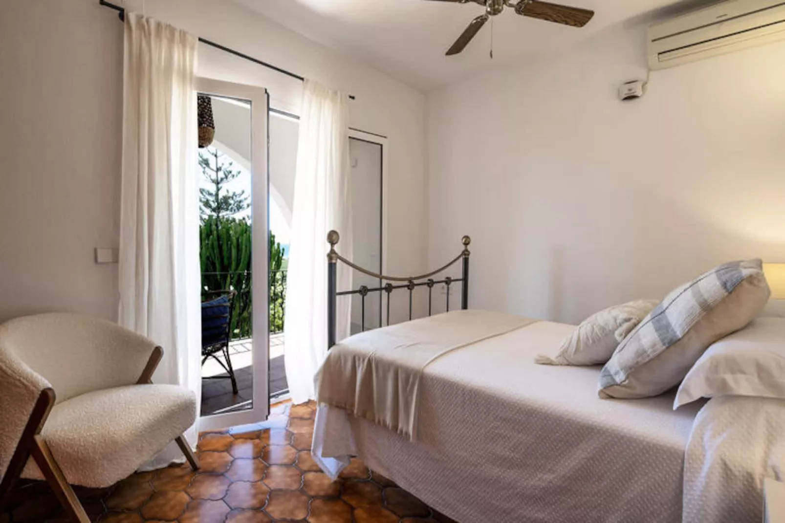 Maison à Son Bou-Image-tags.