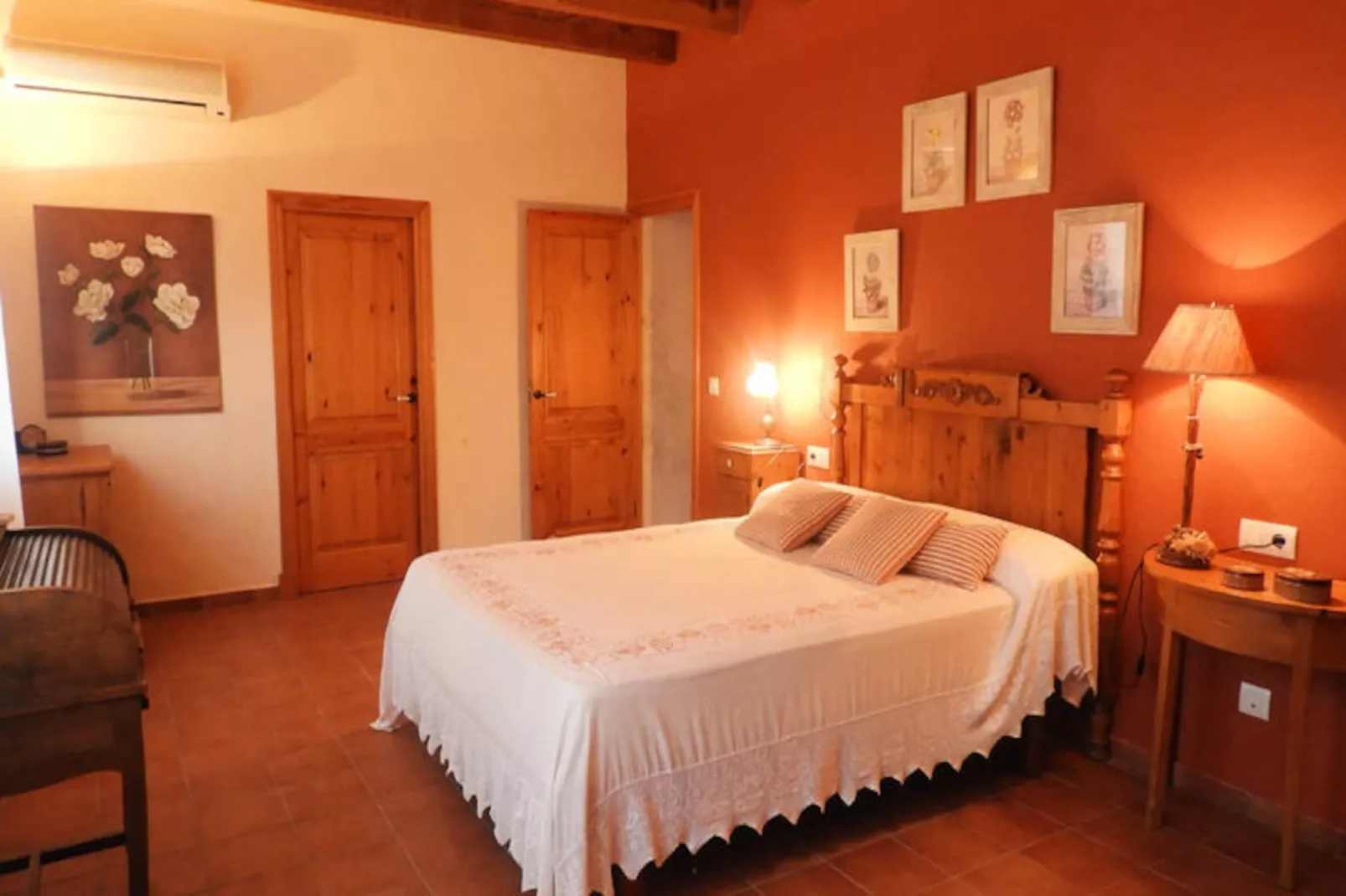 Maison à Son Bou-Image-tags.