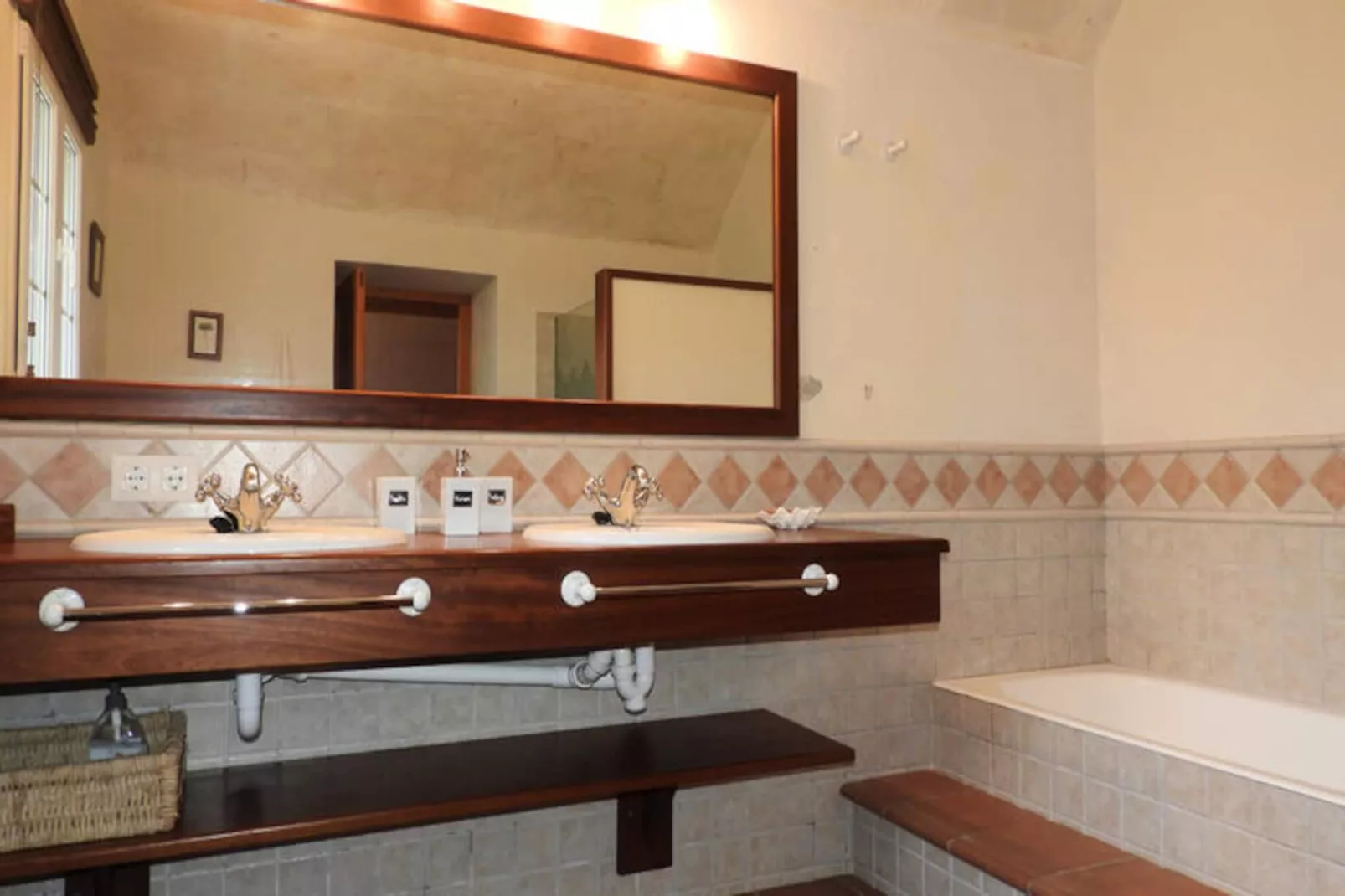 Maison à Son Bou-Image-tags.