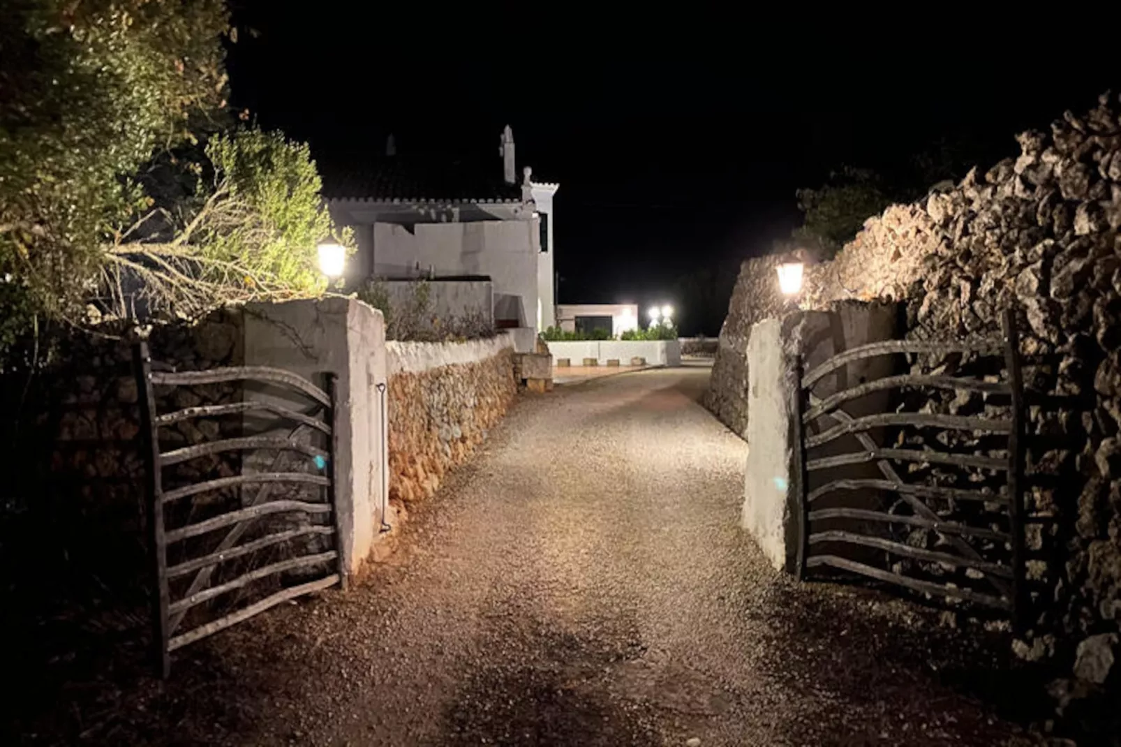 Maison à Son Bou-Image-tags.