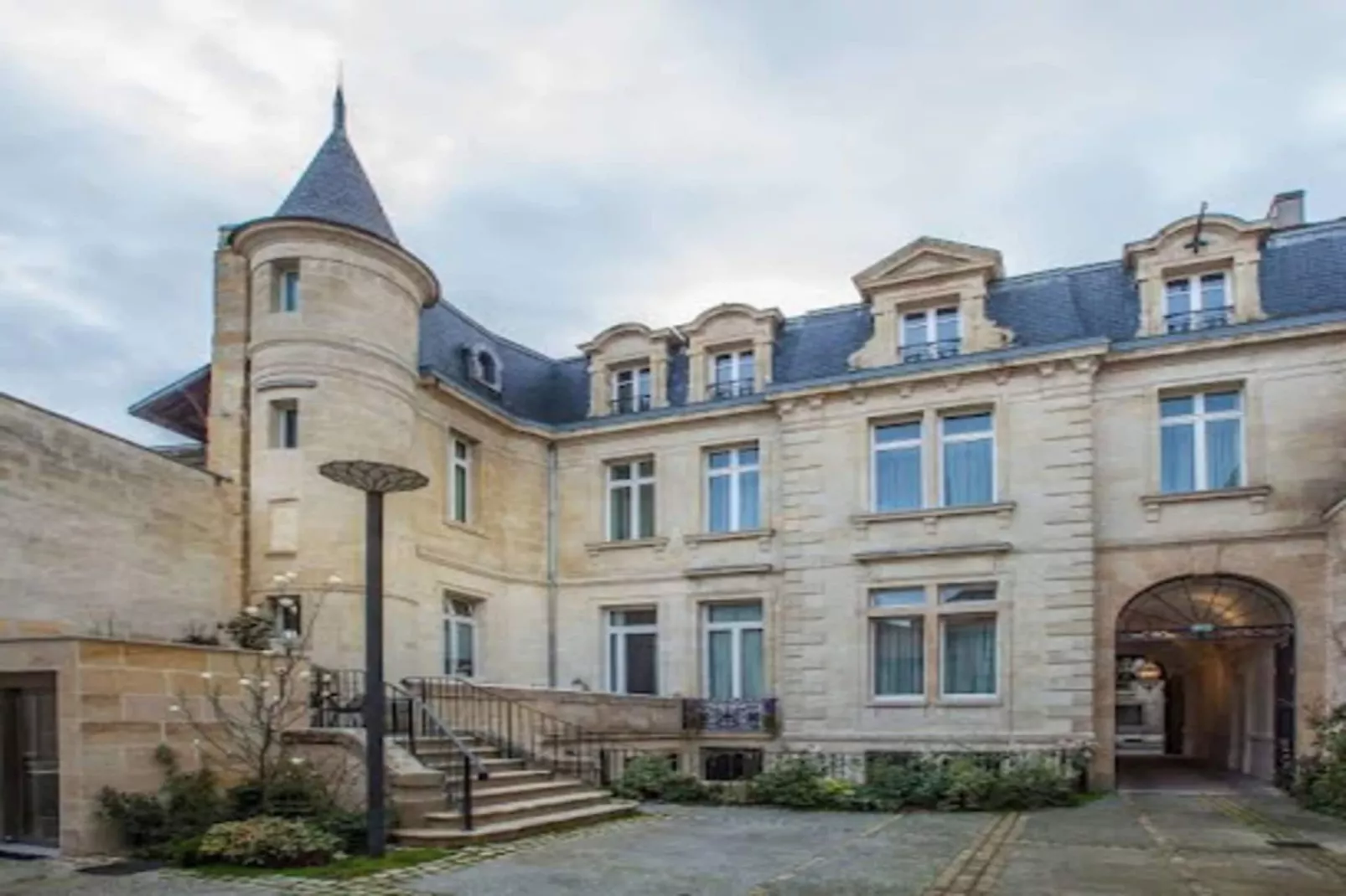Charmant Et Rayonnant Appartement De 55 M&sup2; Situ&eacute; Dans Le Coeur De Bordeaux