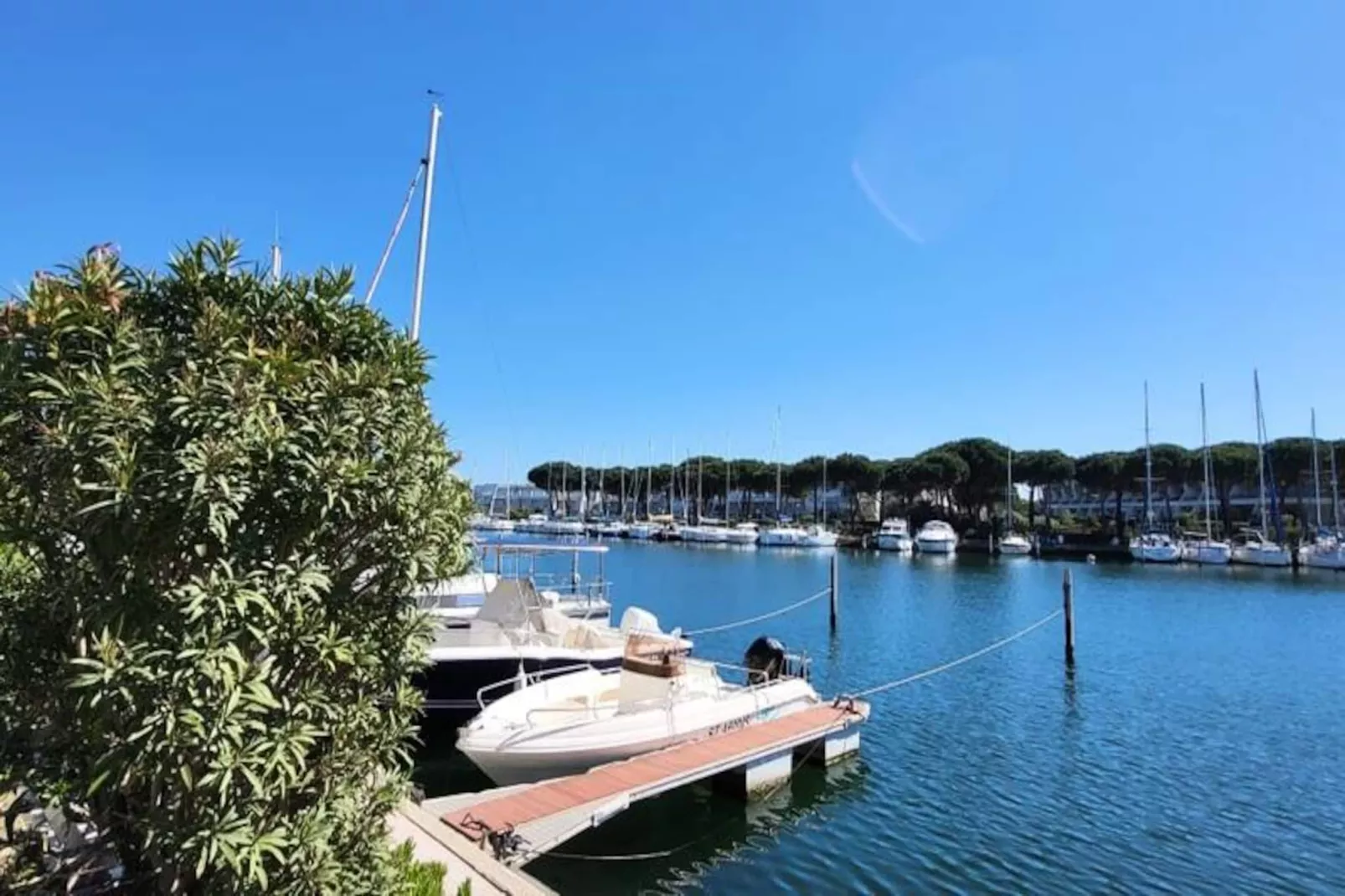 Résidence Marina Lairan Vue Sur L'eau Et Les Bateaux De Port Camargue 2 &eacute;toiles F