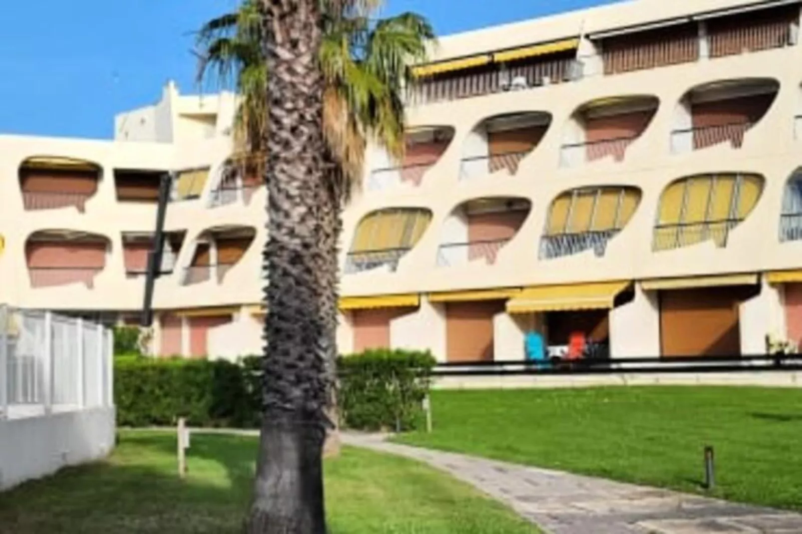 Résidence Une Escale En Bord De Plage Avec Piscine Et Jardins.