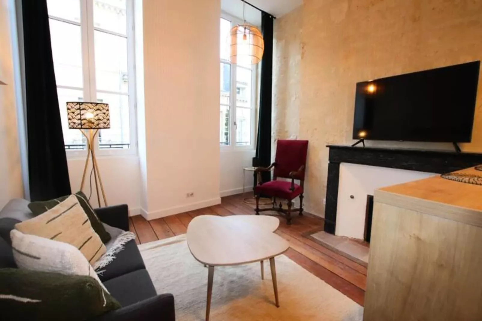 Charmant Et Rayonnant Appartement De 55 M&sup2; Situ&eacute; Dans Le Coeur De Bordeaux