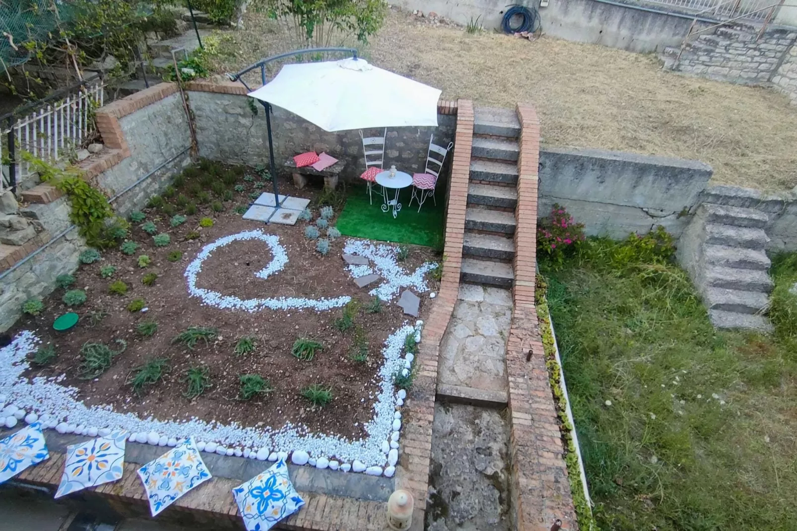 Appartamento su tre piani in paese - Tuinen zomer