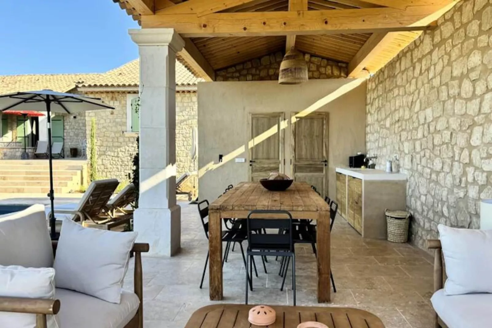 Mas Jas Du M&eacute;ou, Une &eacute;vasion Proven&ccedil;ale