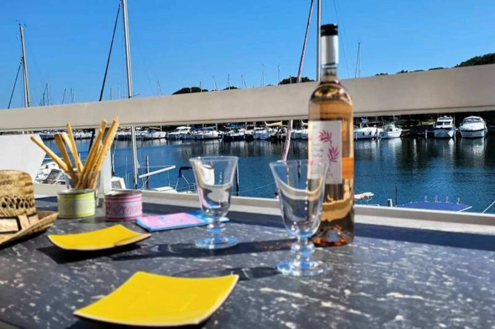 Résidence Marina Lairan Vue Sur L'eau Et Les Bateaux De Port Camargue 2 &eacute;toiles F-Image-tags.