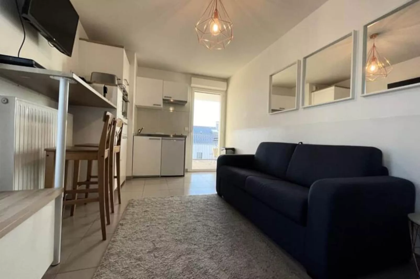 Studio Harmonieusement Aménagé Avec Parking Et Terrasse Vers La Cité Du Vin-Image-tags.