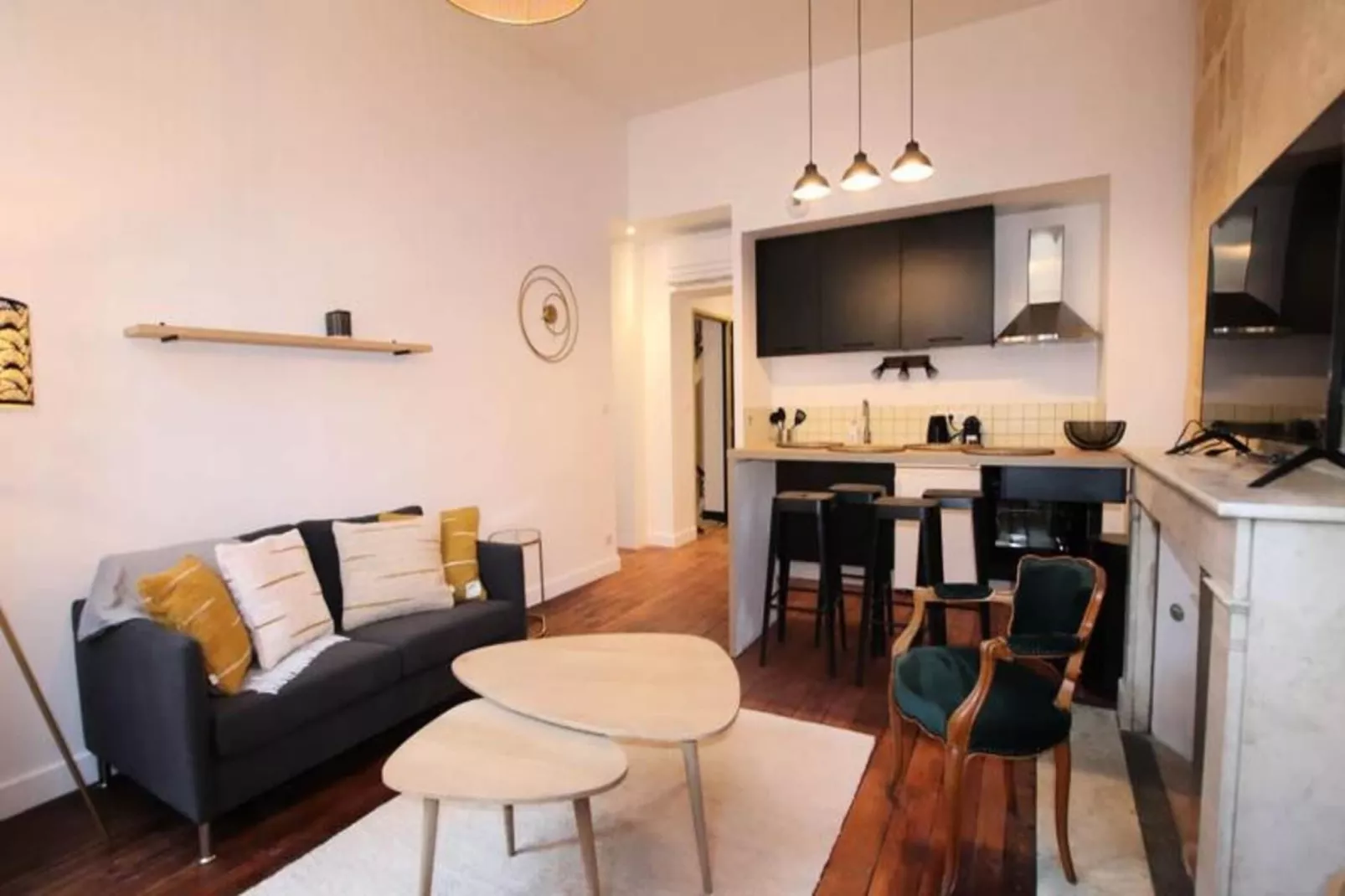 Charmant Et Rayonnant Appartement De 55 M&sup2; Situ&eacute; Dans Le Coeur De Bordeaux-Woonkamer