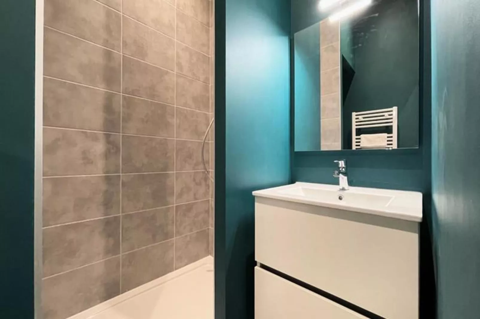 Le Cadet 👨&zwj;👩&zwj;👦&zwj;👦| Jean Jaur&egrave;s |tram A, B E E | T2 Tout &eacute;quip&eacute;-Badkamer