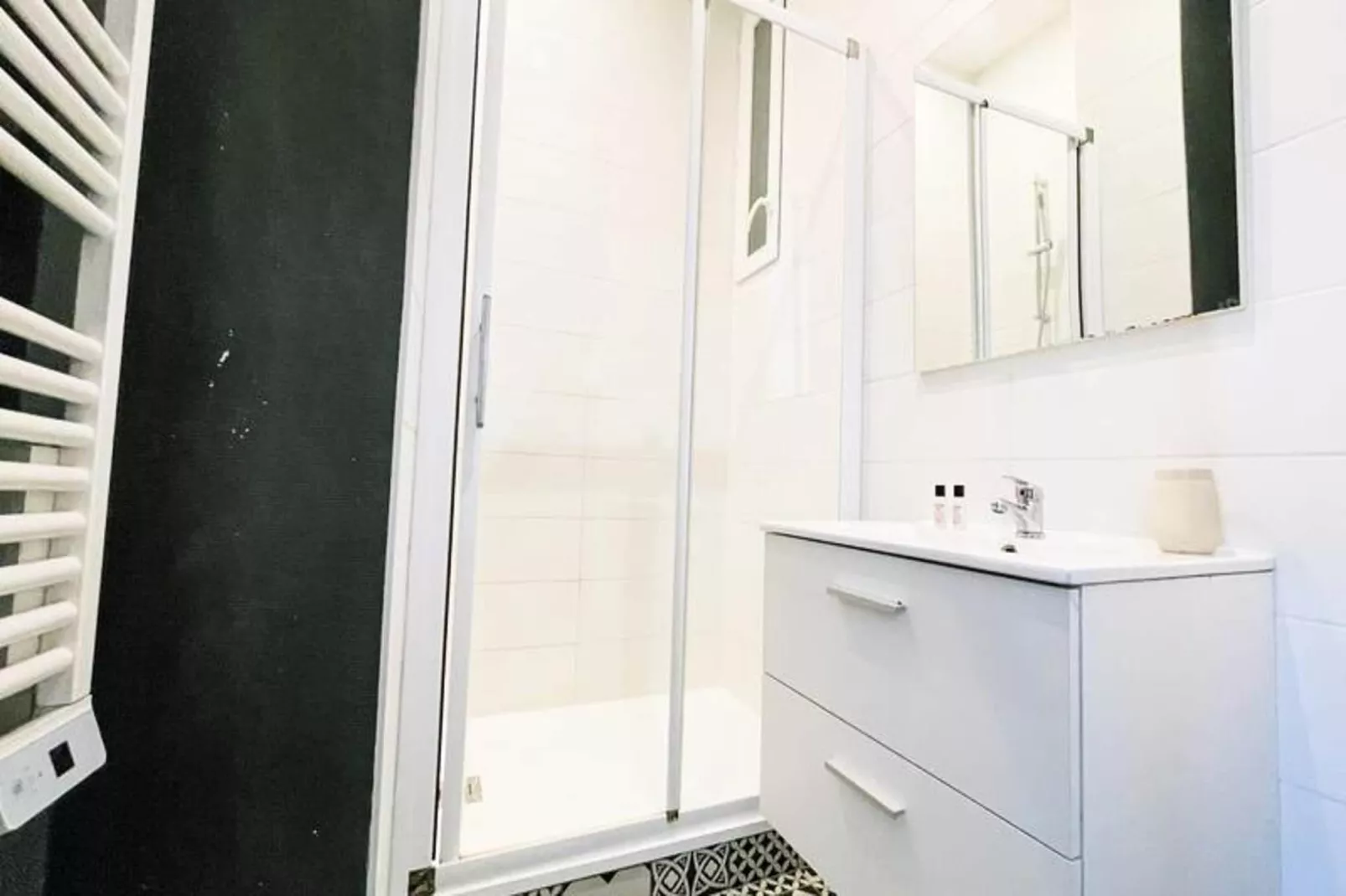 Pretty Light In Grenoble ☀ T2-Badkamer