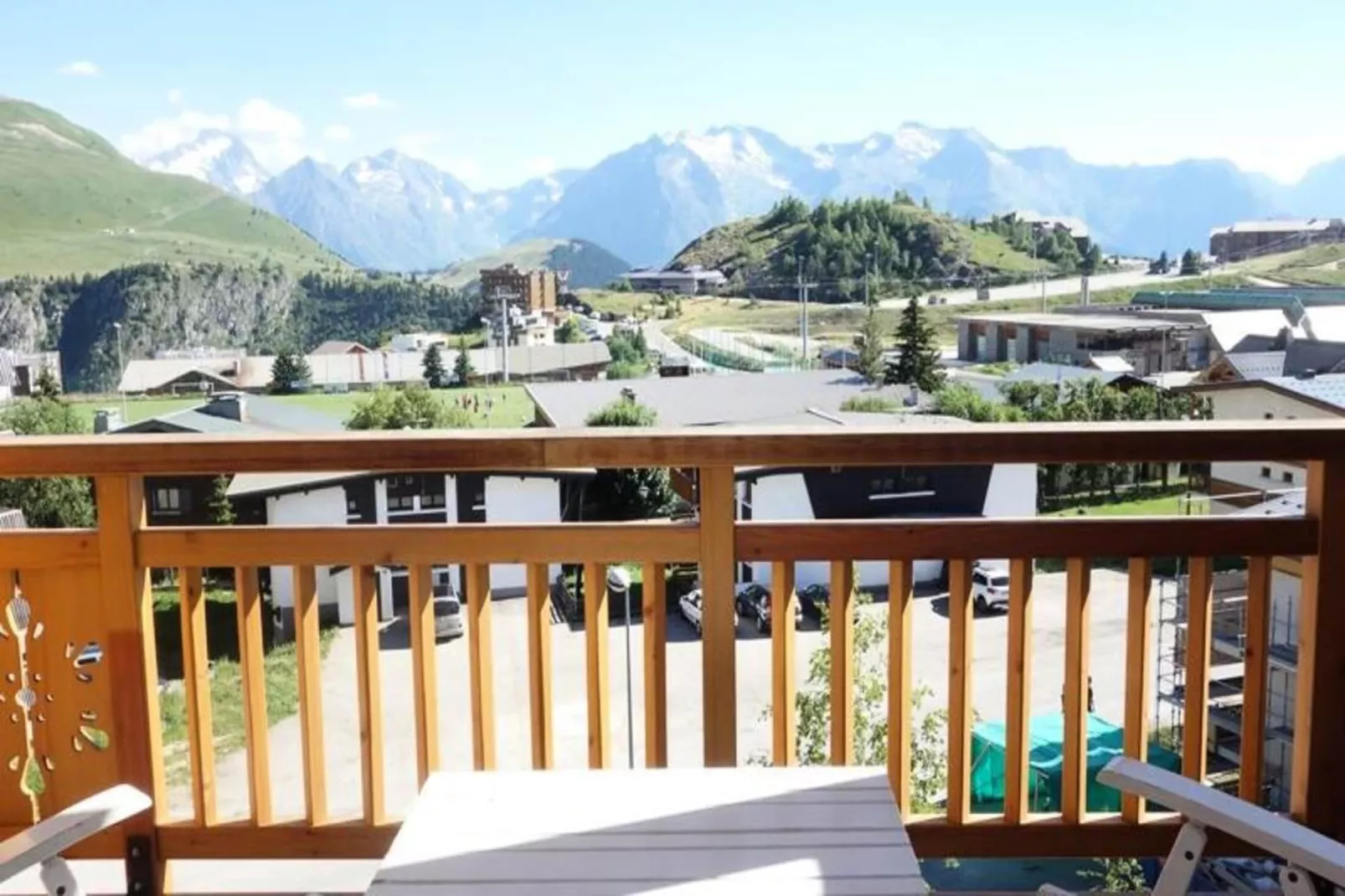 Résidence Choucas-Buitenkant zomer