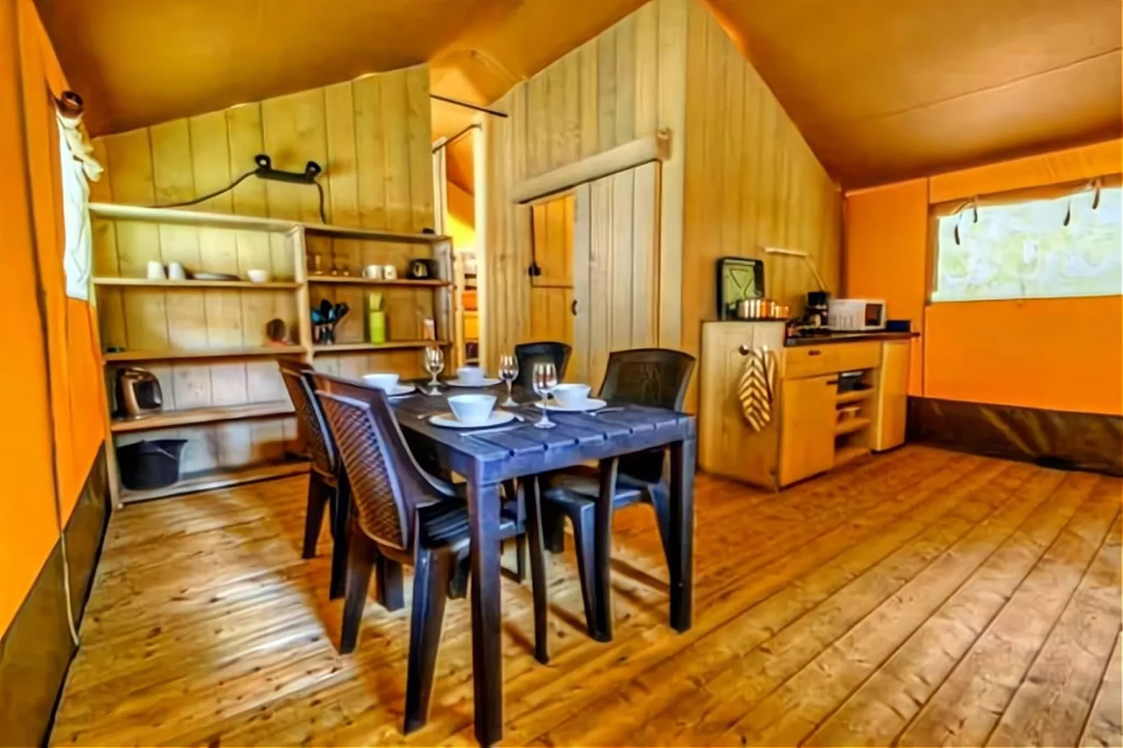 Luxe safaritent op Ameland-Keuken
