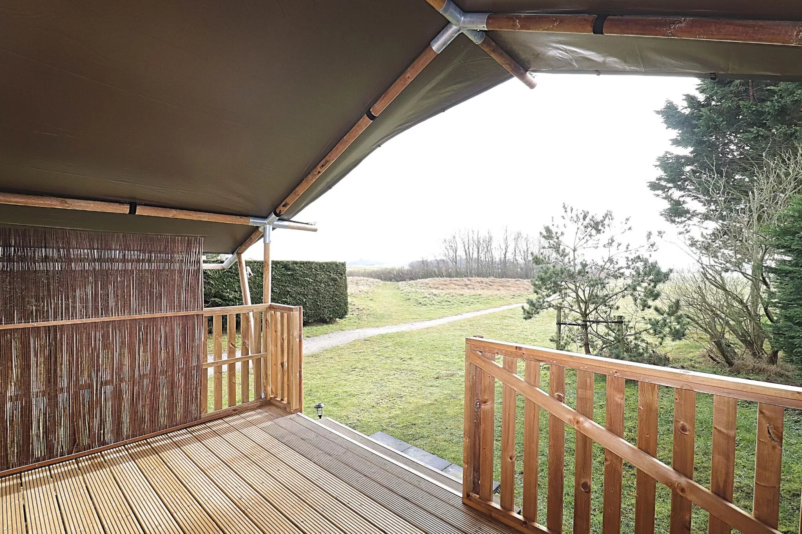 Luxe safaritent op Ameland-Terrasbalkon