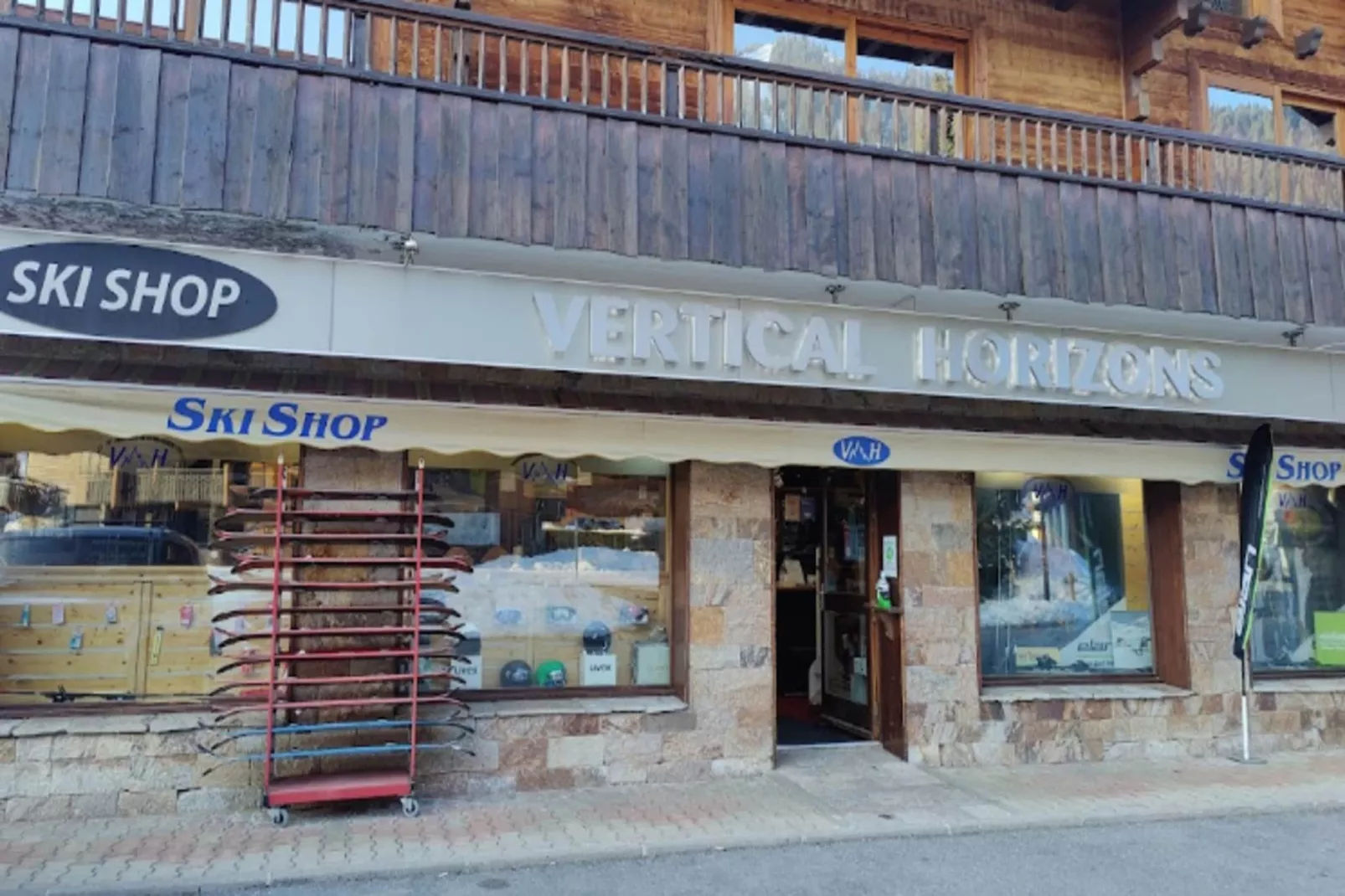 Résidence Les Perthuis-Buitenkant zomer