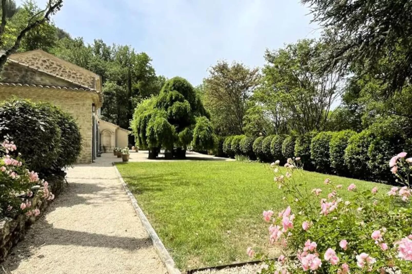 "le Mas Des Oliviers: Esprit Proven&ccedil;al Authentique"-Image-tags.