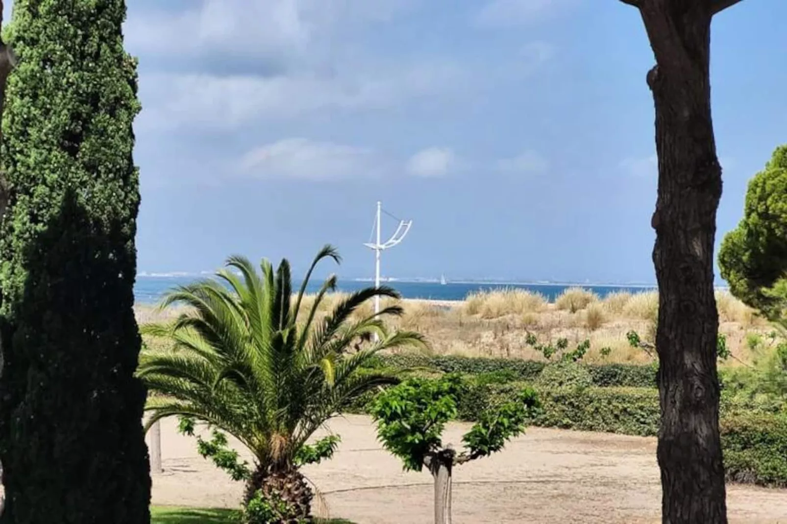 Résidence Une Escale En Bord De Plage Avec Piscine Et Jardins.-Image-tags.
