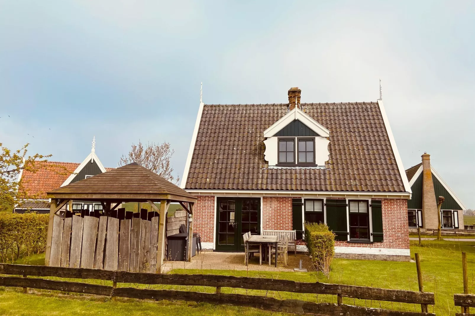 Recreatiepark Wiringherlant - Villa 14-Buitenkant zomer