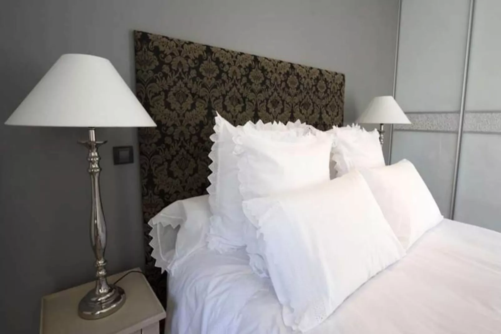 Superbe Appartement De 2 Chambres Au C&oelig;ur Du Quartier Gambetta-Image-tags.