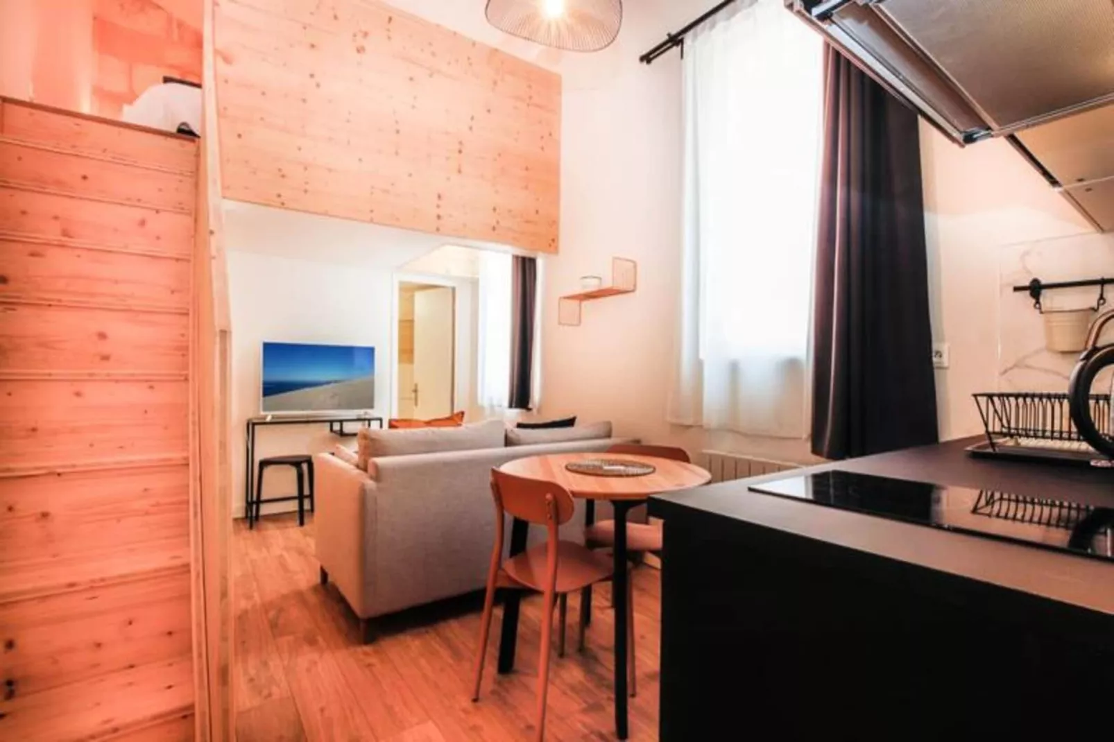 Duplex Confortable Dans La Belle Pierre Plac&eacute; Au Porte De La Gare St-jean-Woonkamer