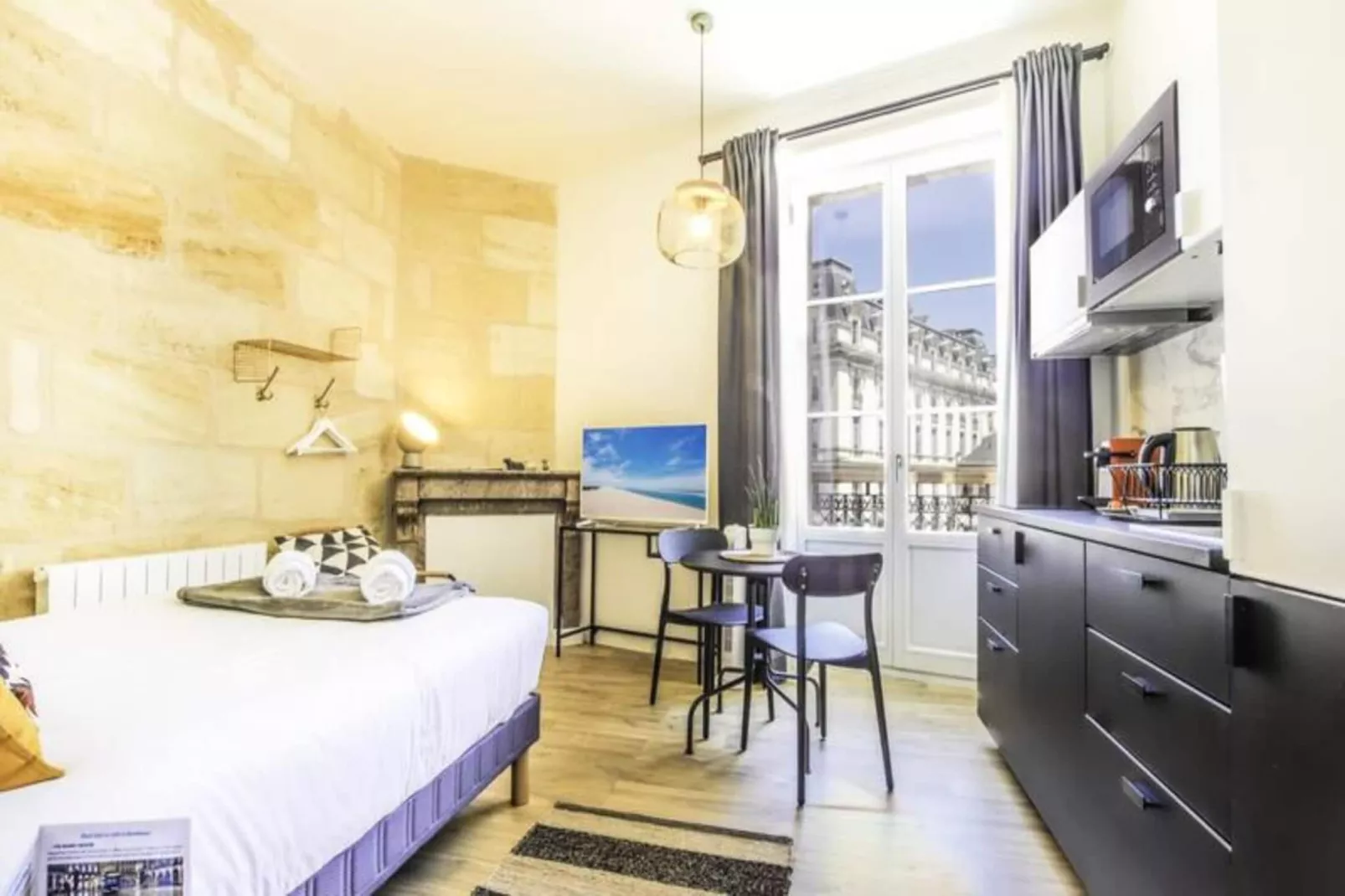 Charmant Appartement Pour 2 Personnes Joliment D&eacute;cor&eacute; Vers La Gare St-jean-Eetkamer