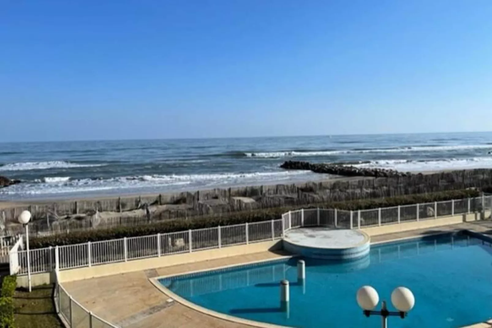 L'&eacute;l&eacute;gance Vue Mer Avec Piscine.-Image-tags.