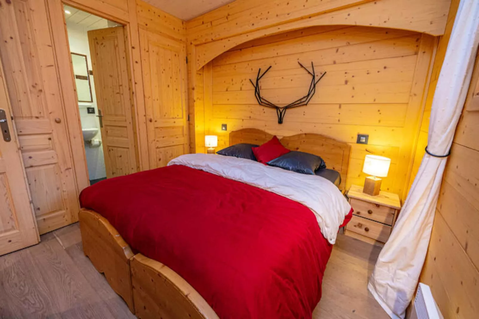 Chalet Deux Tetes-Image-tags.