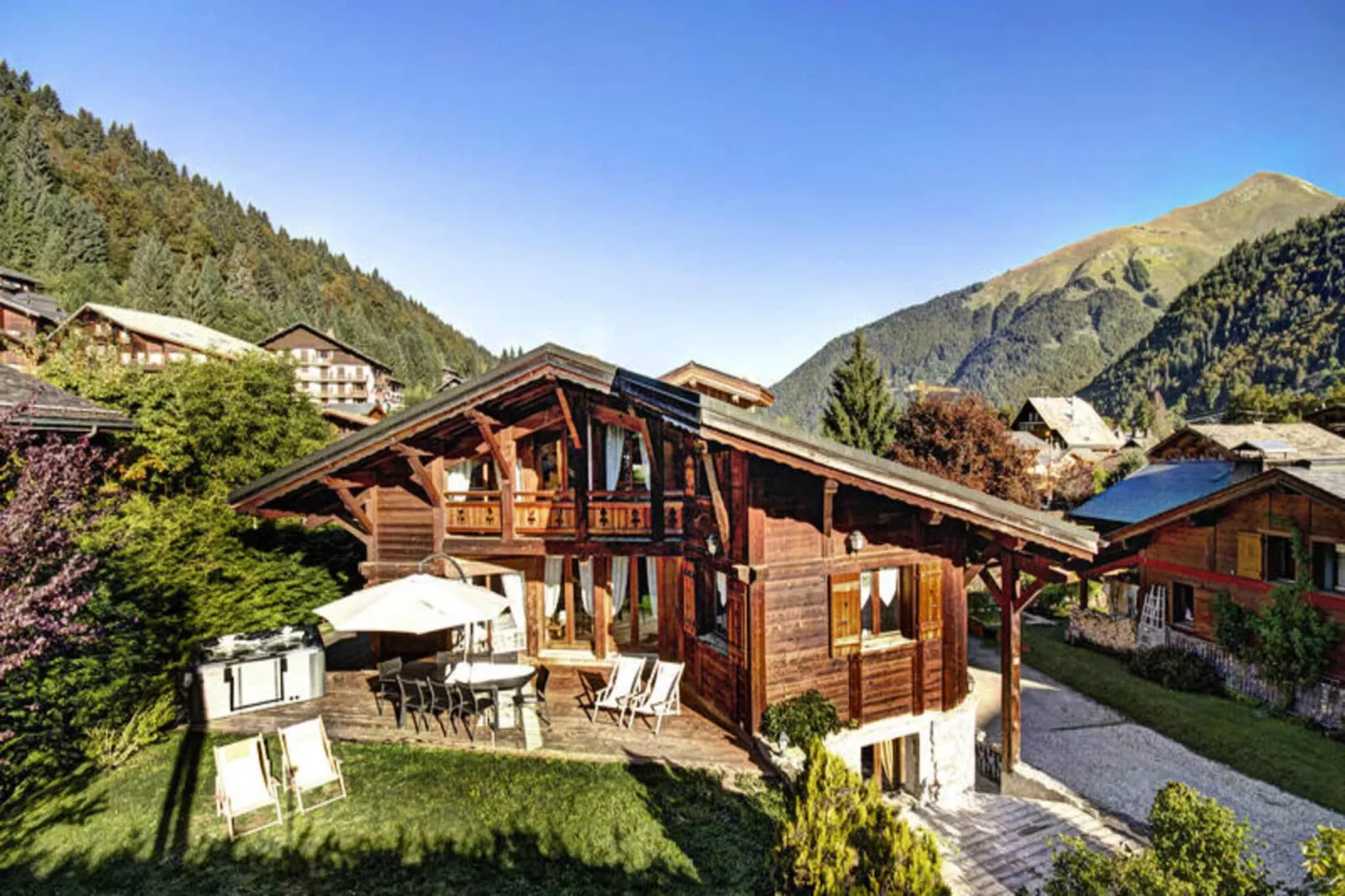 Résidence Lolana-Buitenkant zomer