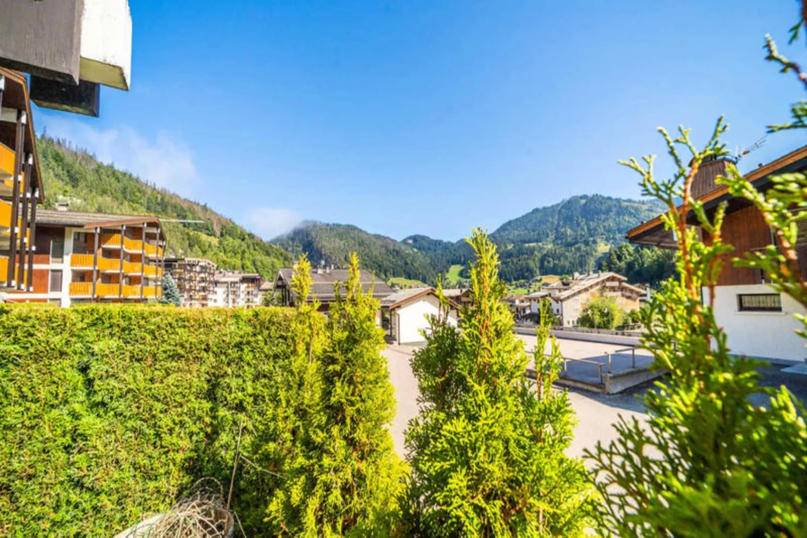 Résidence Granges C-Buitenkant zomer