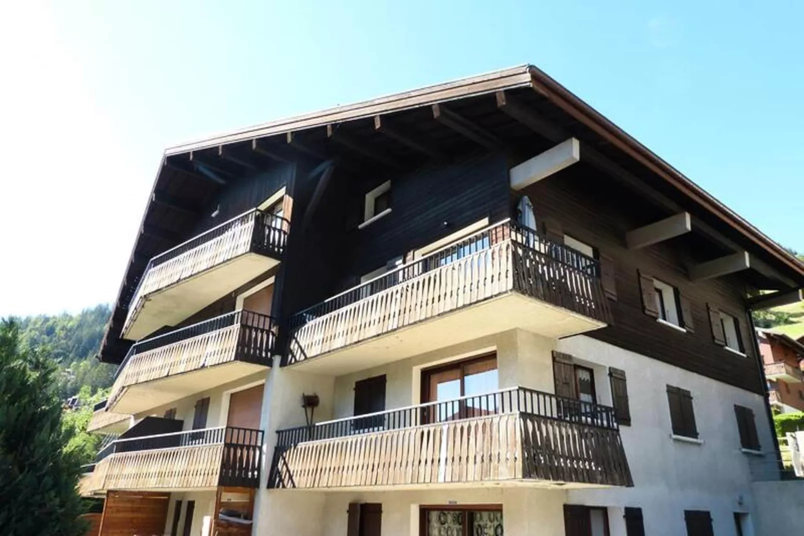 Résidence Moutelette-Buitenkant zomer