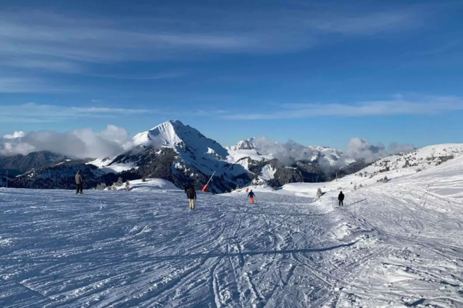 Résidence Les Perthuis-Buitenkant zomer