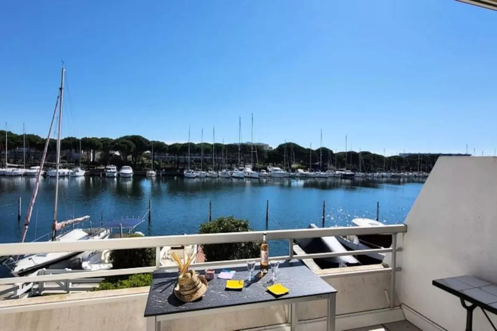 Résidence Marina Lairan Vue Sur L'eau Et Les Bateaux De Port Camargue 2 &eacute;toiles F-Image-tags.