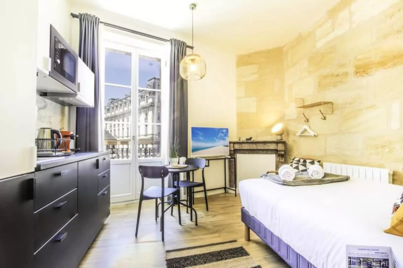 Charmant Appartement Pour 2 Personnes Joliment D&eacute;cor&eacute; Vers La Gare St-jean-Eetkamer