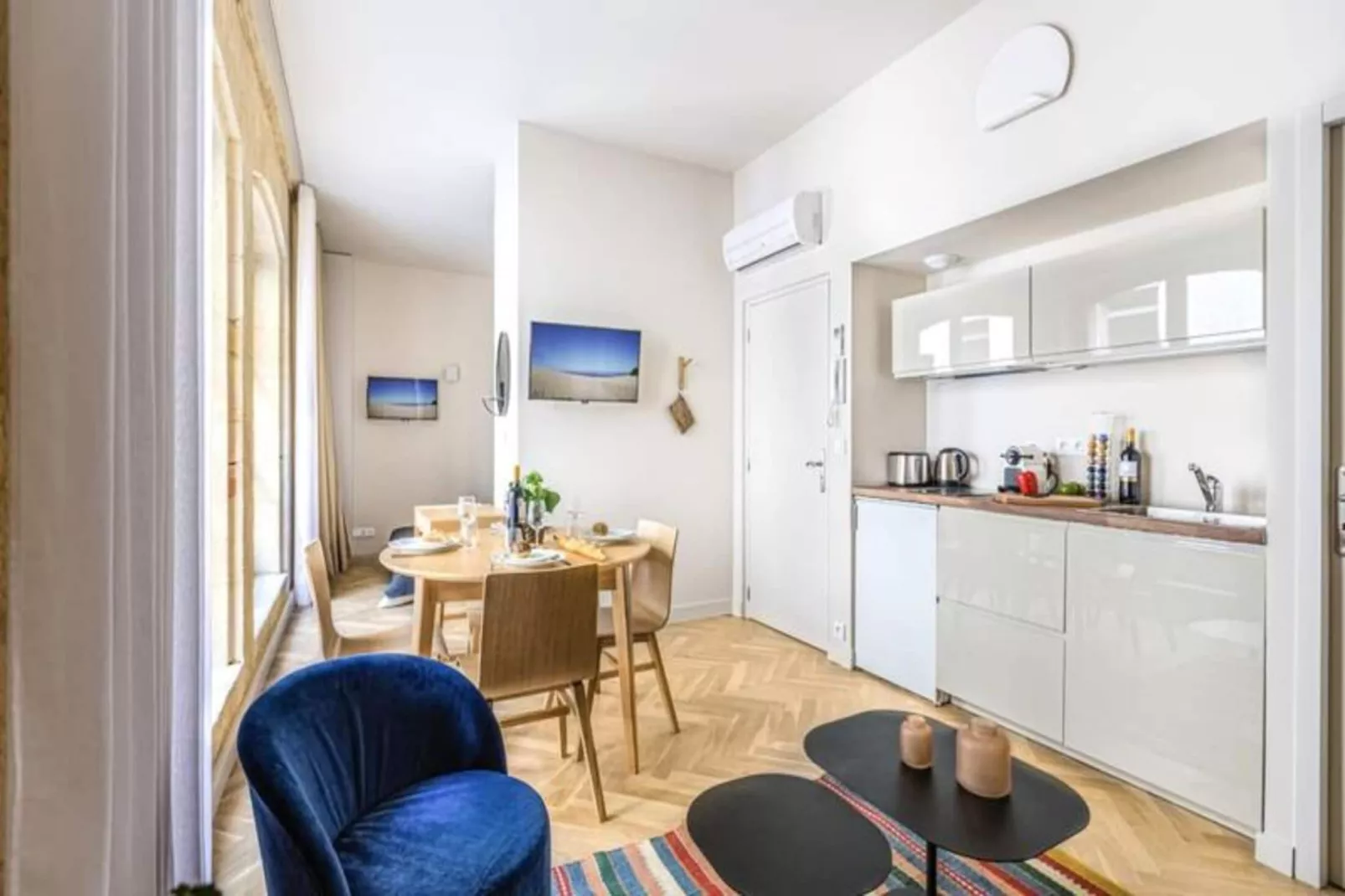 Superbe Appartement Typiquement Bordelais En Hypercentre Pour 4 Personnes-Eetkamer