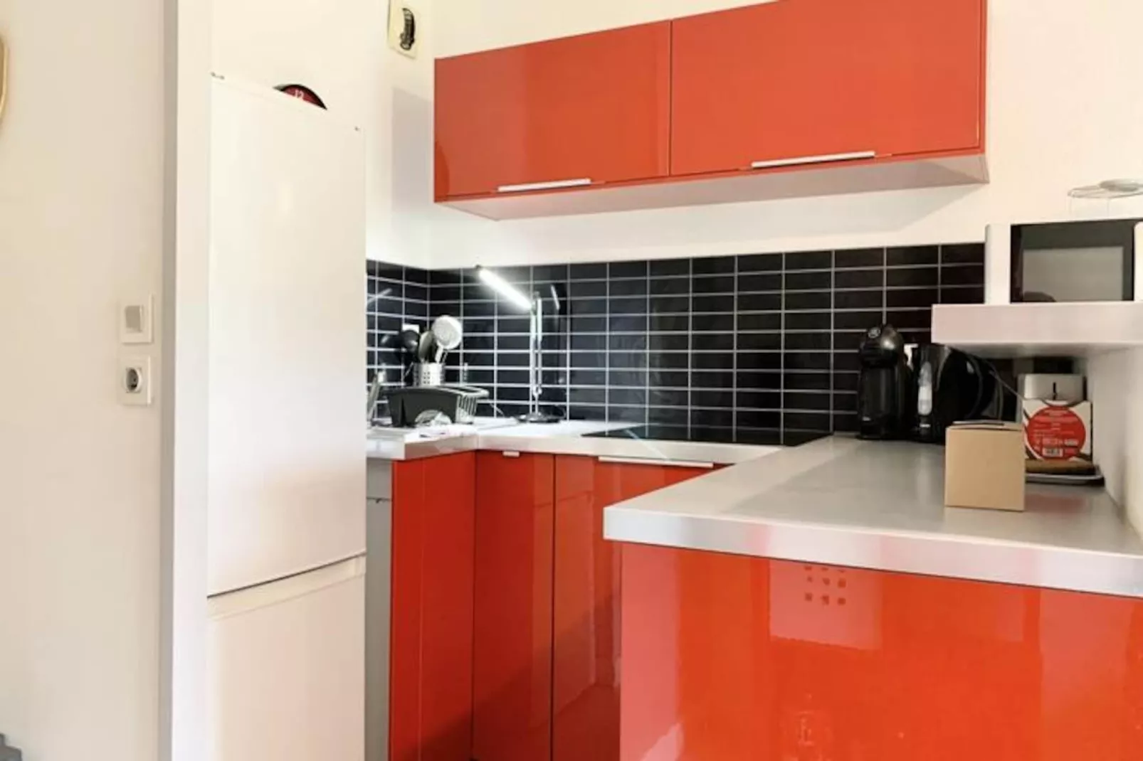 | The Red One 💋| Studio Canap&eacute;-lit | Proche Gem, Gare-Image-tags.