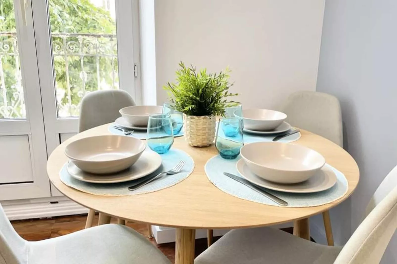 Le Cadet 👨&zwj;👩&zwj;👦&zwj;👦| Jean Jaur&egrave;s |tram A, B E E | T2 Tout &eacute;quip&eacute;-Eetkamer