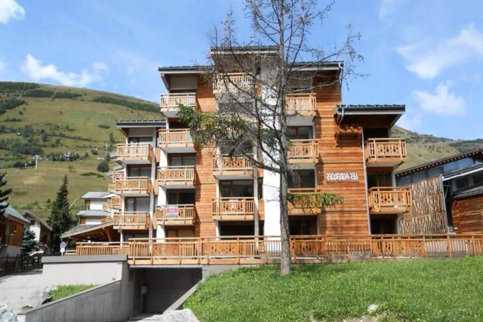 Résidence Alberges A-Buitenkant zomer