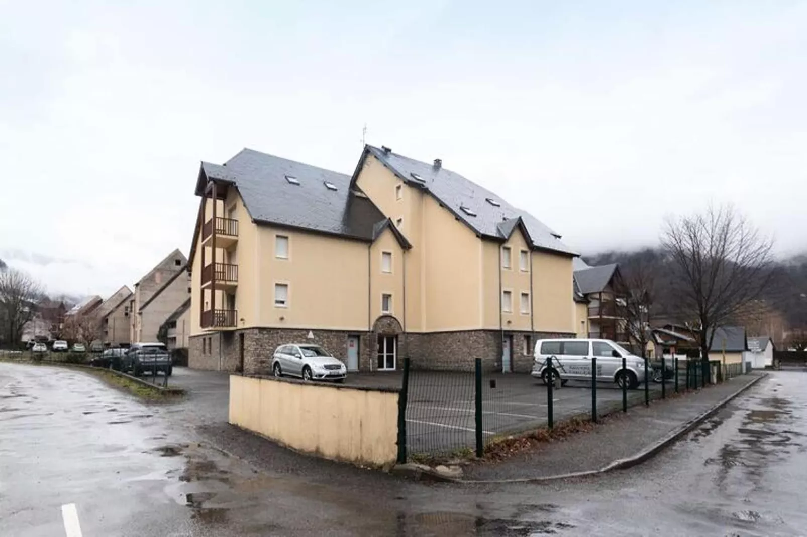 Résidence Montsegu-Buitenkant zomer