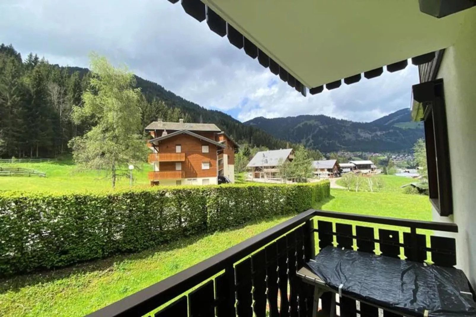 Résidence Les Campanules-Uitzicht zomer