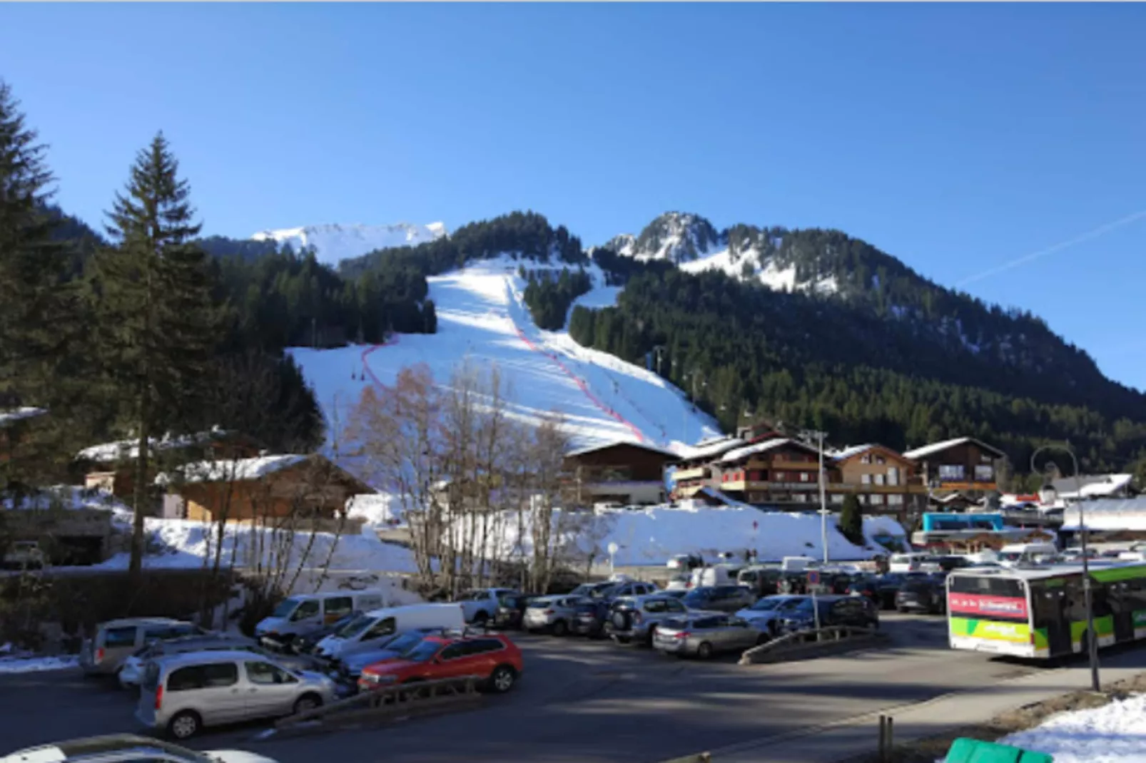 Résidence Les Perthuis-Buitenkant zomer