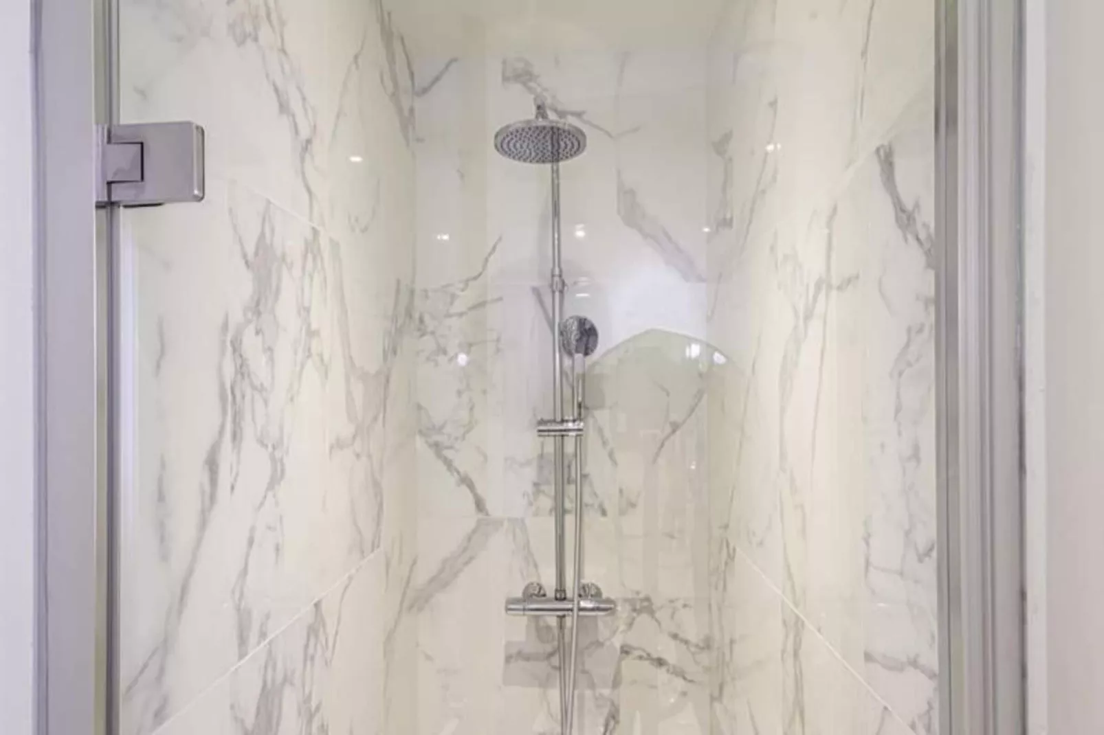 Bel Appartement Parfaitement R&eacute;nov&eacute; Pour 2, Face &agrave; La Gare Saint-jean-Badkamer